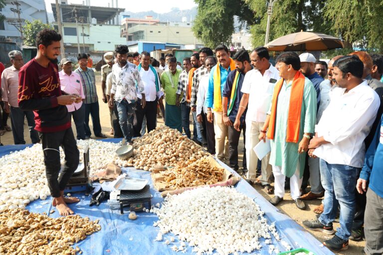 అన్నీ హంగులతో కూడిన రైతు బజార్ ను త్వరలో ప్రారంభిస్తాం