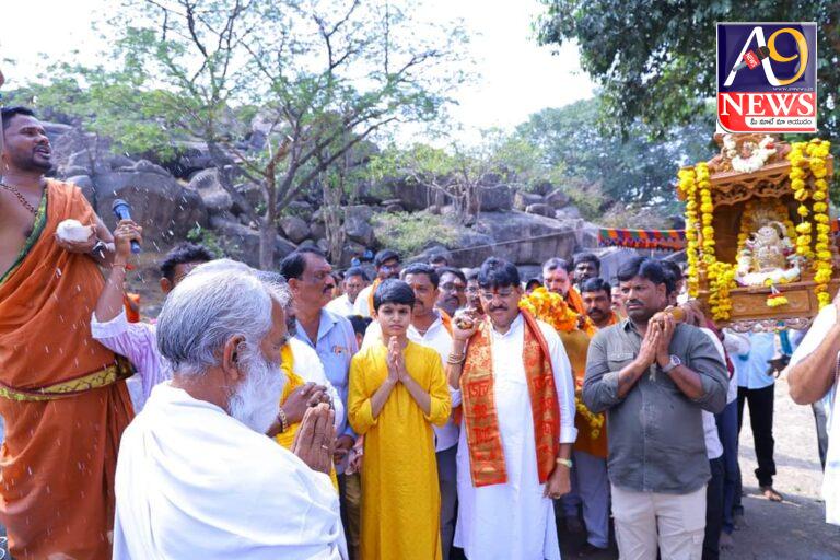 ఆర్మూర్ నియోజకవర్గంలోని పలు ఆలయాల్లో పూజల్లో పాల్గొన్న ఎమ్మెల్యే రాకేష్ రెడ్డి