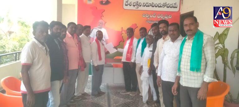 ప్రధాని మోడీ చిత్రపటానికి మెమోరాండం సమర్పించిన జిల్లా రైతులు