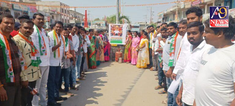 భీమ్ గల్ పట్టణం లో ముఖ్యమంత్రి రేవంత్ రెడ్డి చిత్రపటానికి పాలాభిషేకం చేసిన నాయకులు