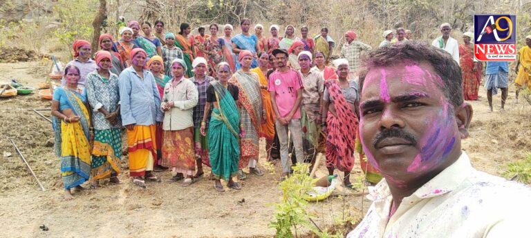 బాబాపూర్ గ్రామ ఉపాధి పనుల వద్ద హోలీ సంబరాలు జరుపుకున్న సిబ్బంది