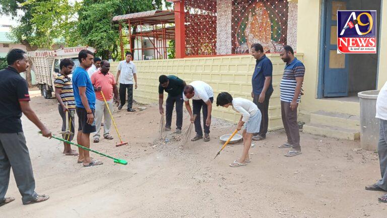 ఆలయ పరిసరాలు పరిశుభ్రం ఉత్సాహంగా 42వ వారం స్వచ్ఛ కాలనీ కార్యక్రమం