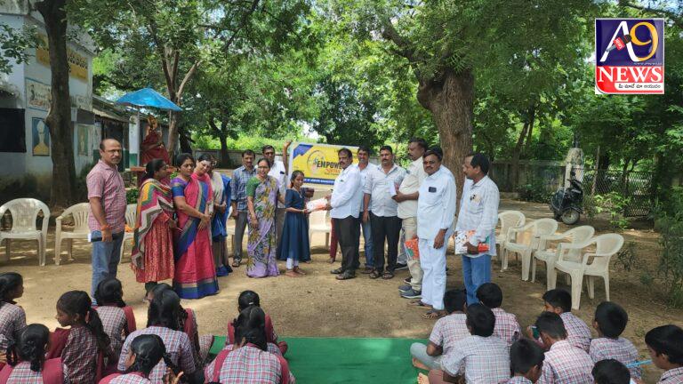 లైన్స్ క్లబ్ ఆధ్వర్యంలో లక్కోర గ్రామంలో జిల్లా పరిషత్ ఉన్నత పాఠశాలలో విద్యార్థులకు పుస్తకాలు పంపిణీ…