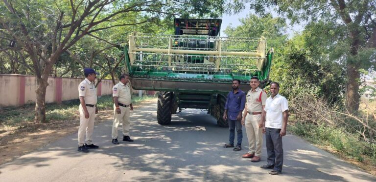 వరి కోత మిషన్లకు రోడ్లమీద రైతులు తూప్రాన్ మండలం ప్రజలు దూరంగా ప్రయాణించాలి: