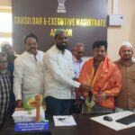 ఆర్మూర్ తాహసిల్దార్ ను సన్మానించిన పెర్కిట్ మర్కాజ్ కమిటీ సభ్యులు